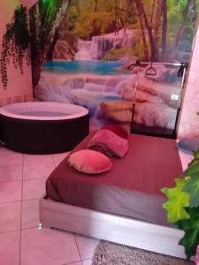 Zimmer mit 2 Kissen auf einem Bett mit Wasserfall in der Unterkunft il Grottino di Giannas in Pozzuoli