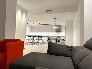a living room with a couch and a kitchen at Esteve Silence in Valencia
