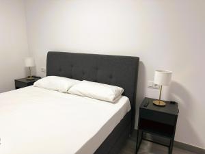 1 dormitorio con 1 cama blanca y 2 mesitas de noche en Esteve Silence en Valencia