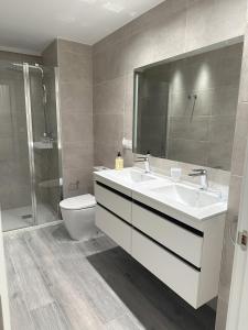 La salle de bains est pourvue d'un lavabo, de toilettes et d'une douche. dans l'établissement Esteve Silence, à Valence