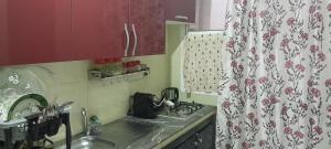 una cucina con lavandino e tenda per la doccia di Chez Nor a Tangeri