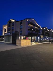 a large building at night with lights on it at Watt ne Bude in Büsum - Krabbeliebe Büsum in Büsum
