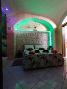 una camera da letto con un letto con un orologio sul muro di il Grottino di Giannas a Pozzuoli