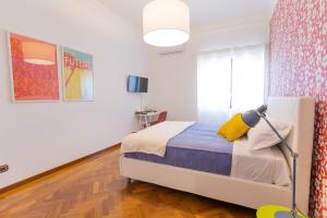 um quarto com uma cama e um candeeiro em Villa Vetrano em Cimitile