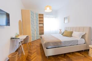um pequeno quarto com uma cama e uma secretária em Villa Vetrano em Cimitile
