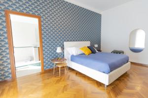 um quarto com uma cama e um espelho em Villa Vetrano em Cimitile