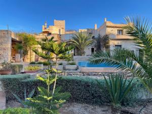 een huis met bomen en planten ervoor bij Dar Volubilis spacieuse villa avec piscine, 5 chambres vue sur forêt in Essaouira