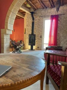 een woonkamer met een tafel en een open haard bij Dar Volubilis spacieuse villa avec piscine, 5 chambres vue sur forêt in Essaouira
