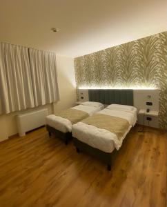 A bed or beds in a room at Hotel Riz B.B