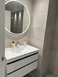 ein Bad mit einem Waschbecken und einem Spiegel in der Unterkunft Esteve Silence in Valencia