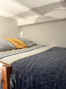 1 dormitorio con 2 camas en una habitación en Studio entre Nice et Monaco, en Beaulieu-sur-Mer