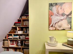 a room with a book shelf with books at Le K-rouge in Carrouges