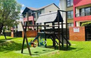 Ο χώρος παιχνιδιού για παιδιά στο A Stunning Cozy Apartment