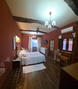- une grande chambre avec un lit et un bureau dans l'établissement Posada Real Ruralmusical, à Puerto de Béjar