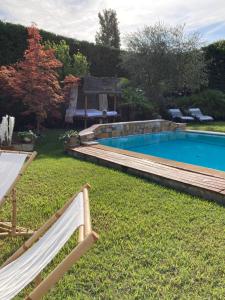 uma piscina no meio de um quintal em Studio grasse sud em Grasse