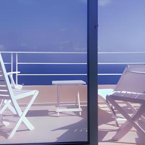 ボーソレイユにあるNew Monaco Penthouse Stunning sea viewのバルコニー(椅子、テーブル付)