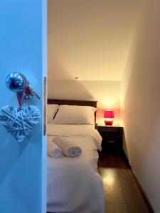 塞拉耶佛的住宿－Sarajevo Sky Suite，一间设有一盏灯的床的房间和一间配有四柱床的房间