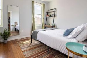 Ένα ή περισσότερα κρεβάτια σε δωμάτιο στο OTR, QUEEN Bed, 50in TV, Workspace, Near Lightrail