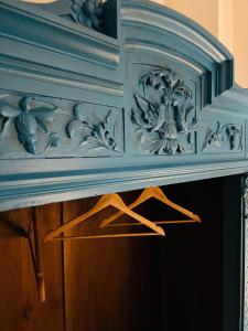 une console bleue avec un tiroir en bois dans l'établissement Cartari Apartment, à Palerme