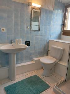 Kaya Rentals في بيلفيس: حمام مع مرحاض ومغسلة