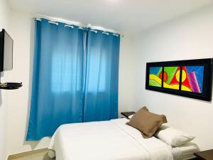 1 dormitorio con cama y vidriera en Apartahotel Bahia Tropical II en San Andrés