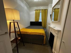 ブレントウッドにあるLuxury Galaxy apartments in central Brentwoodの小さなベッドルーム(ベッド1台、暖炉付)