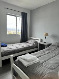 um quarto com 2 camas e uma janela em Mendoza desde lo alto em Mendoza