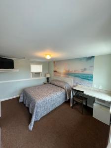 a bedroom with two beds and a desk in it at Boulevard Motel in Marmora