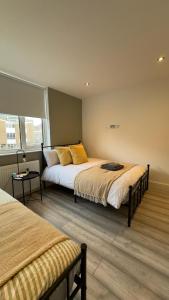 Postel nebo postele na pokoji v ubytování 15 min to Central London Guest Suites 22