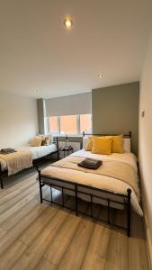 Postel nebo postele na pokoji v ubytování 15 min to Central London Guest Suites 22