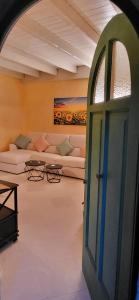 ein Wohnzimmer mit Sofa und Tür in der Unterkunft Appartamento Virginia in Monti di Licciana Nardi