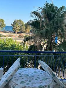 een tafel en surfplanken op een balkon met uitzicht op de oceaan bij Deniz Hotel in Finike