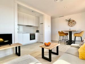 ein Wohnzimmer mit Sofa und Tisch in der Unterkunft Apartamento Bonita Vista in Vinarós