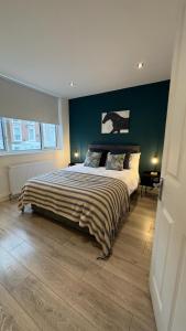 Postel nebo postele na pokoji v ubytování 15 min to Central London Guest Suites 22