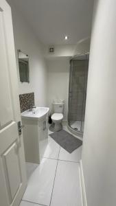 Koupelna v ubytování 15 min to Central London Guest Suites 22