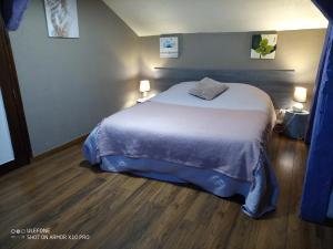 ein Schlafzimmer mit einem großen weißen Bett in einem Zimmer in der Unterkunft Les gites de Pétrocoriis in Boulazac