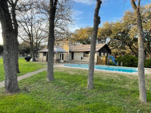 une maison avec une piscine dans une cour arborée dans l'établissement Hill Country House & Pool - Fiesta Texas Sea World, à San Antonio