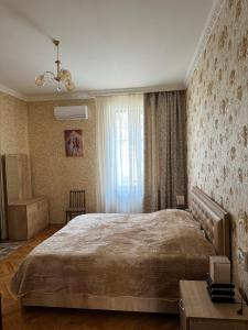 sypialnia z dużym łóżkiem i oknem w obiekcie guest house TMT w mieście Sighnaghi