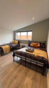 sypialnia z 2 łóżkami i oknem w obiekcie 15 min to Central London Guest Suites 22 w Londynie
