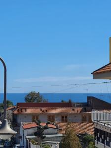 vista sui tetti di edifici di una città di Rifugio di Stazzo Casa vacanze per gruppi di 20 persone a Santa Tecla