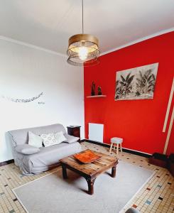 sala de estar con sofá y mesa en LE PETIT SARMENTIN, en Saint-Romain-sur-Cher