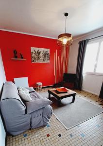 sala de estar con sofá y mesa en LE PETIT SARMENTIN, en Saint-Romain-sur-Cher