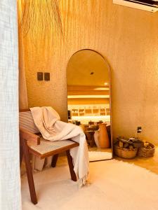 - un dressing avec un banc et un miroir dans l'établissement Villa Aconchego - Casas de Luxo, à São Miguel dos Milagres