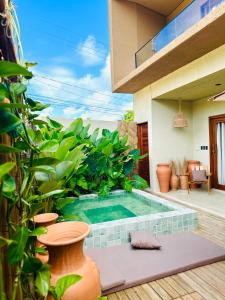 - une piscine dans l'arrière-cour d'une maison dans l'établissement Villa Aconchego - Casas de Luxo, à São Miguel dos Milagres