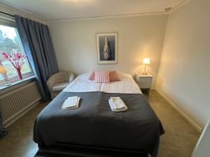 een slaapkamer met een bed met twee handdoeken erop bij Ekängens Pensionat Garde in Ljugarn