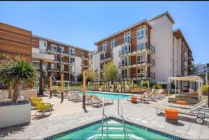 uma imagem de uma piscina num complexo de apartamentos em Exclusive property in the heart of marina del rey em Los Angeles