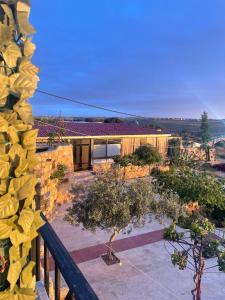 uma vista para uma casa a partir de uma varanda em Heritige Inn Jordan em Ad Dimnah