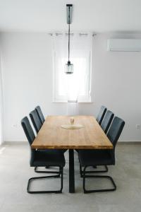 einem Esstisch mit 4 Stühlen in der Unterkunft Apartment Castellano in Kaštela