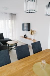 ein Wohnzimmer mit einem Tisch und Stühlen in der Unterkunft Apartment Castellano in Kaštela