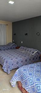 Duas camas sentadas uma ao lado da outra num quarto em Alemar Termas Hotel em Termas de Rio Hondo